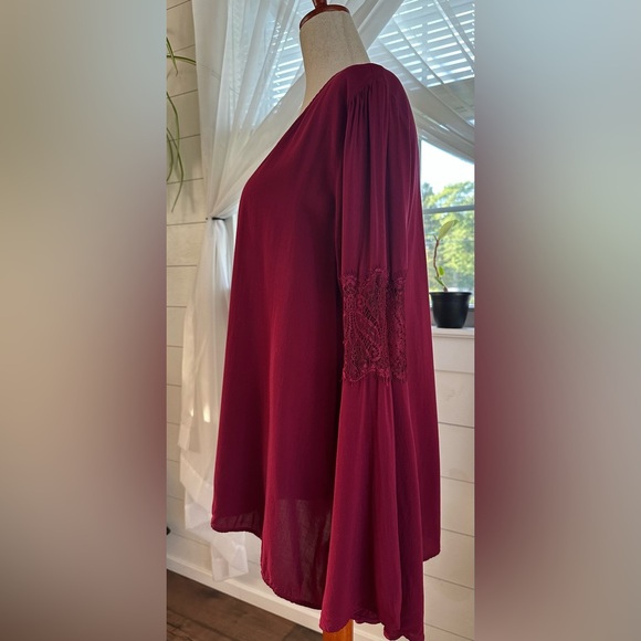 EXPRESS BURGUNDY BLOUSE WITH BELL SLEEVES.
SIZE: LARGE - Picture 2 of 8